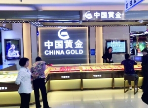 試戴金項鏈,&ldquo;鴨舌帽&rdquo;撒腿跑出商場